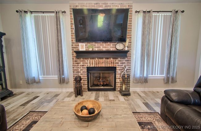 Fireplace with gas logs | Image 34
