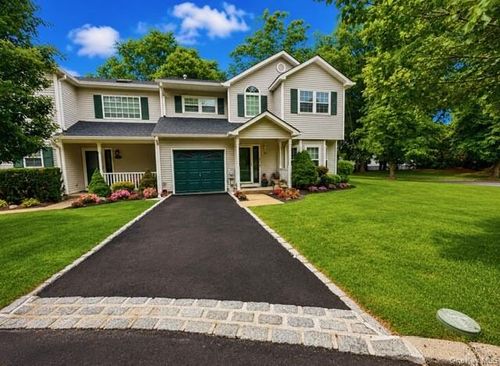 39 Merrimack Road, Smithtown, NY, 11787 | Card Image
