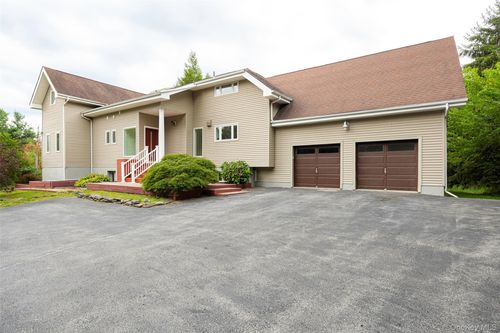 303 Freedom Rd, Pleasant Valley, NY, 12569-5402 | Card Image