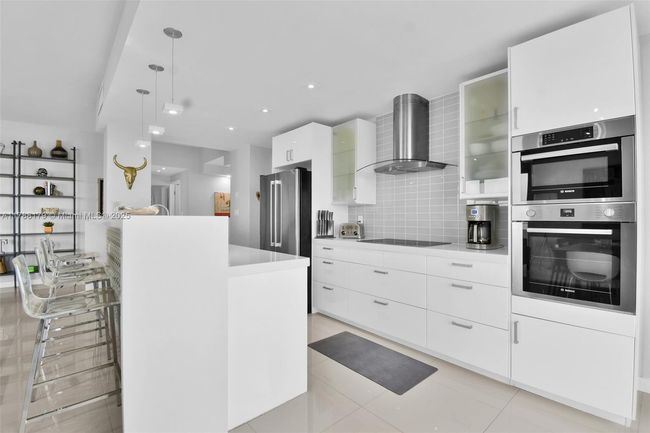 PHH - 9225 Collins Ave, Condo with 3 bedrooms, 3 bathrooms and null parking in Surfside FL | Image 5