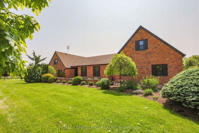 2021 Victoria Ave, Home with 5 bedrooms, 4 bathrooms and 50 parking in Pelham ON | Image 4