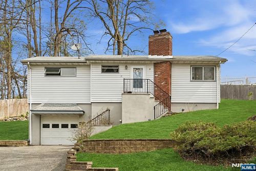 10 De Lazier Pl, Bloomingdale, NJ, 07403-1642 | Card Image