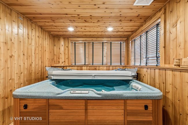 Hot tub room in basement | Image 32