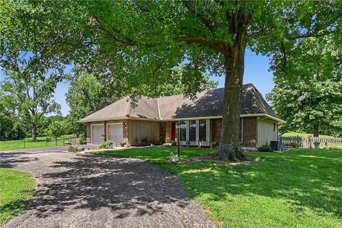 17581 178th St, Tonganoxie, KS, 66086-5202 | Card Image
