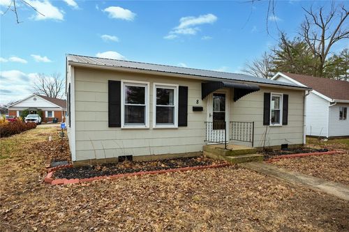 8 W Madison Ave, Altamont, IL, 62411-1425 | Card Image