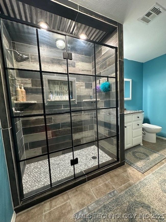 Guest bathroom. | Image 27