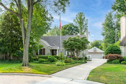 1575 Ford Ct, Grosse Pointe Woods, MI, 48236-2371 | Card Image