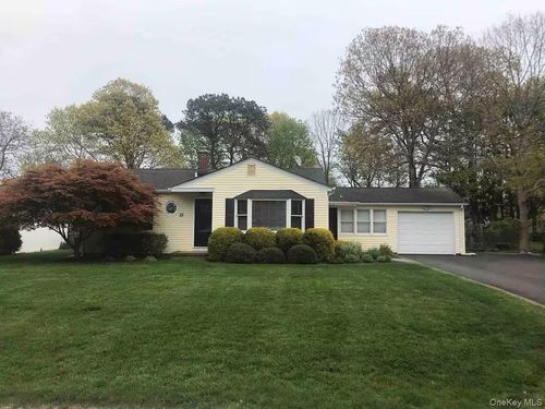 25 Huckleberry Ln, Hampton Bays, NY, 11946-2932 | Card Image