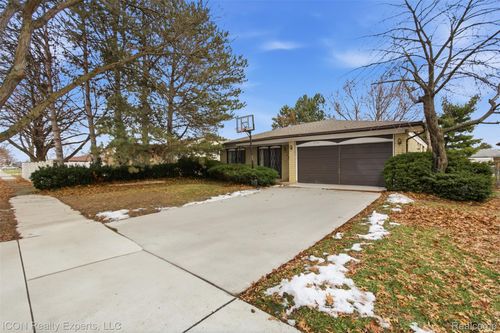 2956 Charity Dr, Sterling Heights, MI, 48310-2939 | Card Image