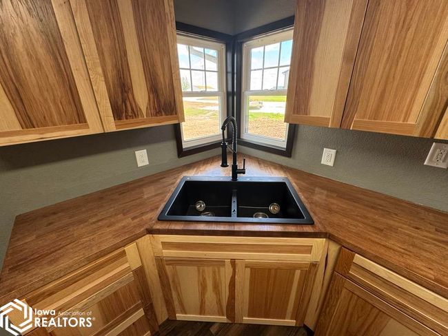 19229 Highway 5, Home with 4 bedrooms, 2 bathrooms and 2 parking in Centerville IA | Image 49
