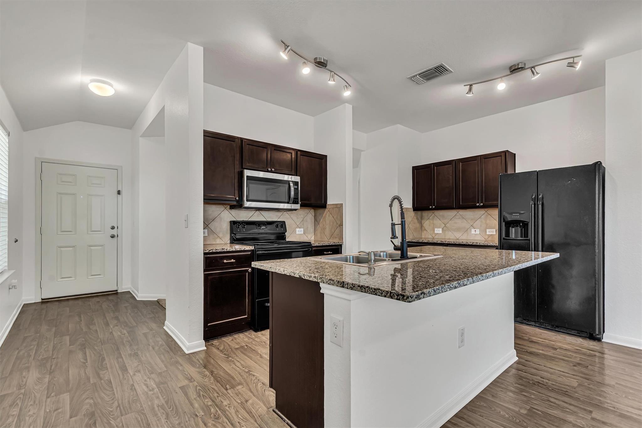 Residential Lease in Manor 5