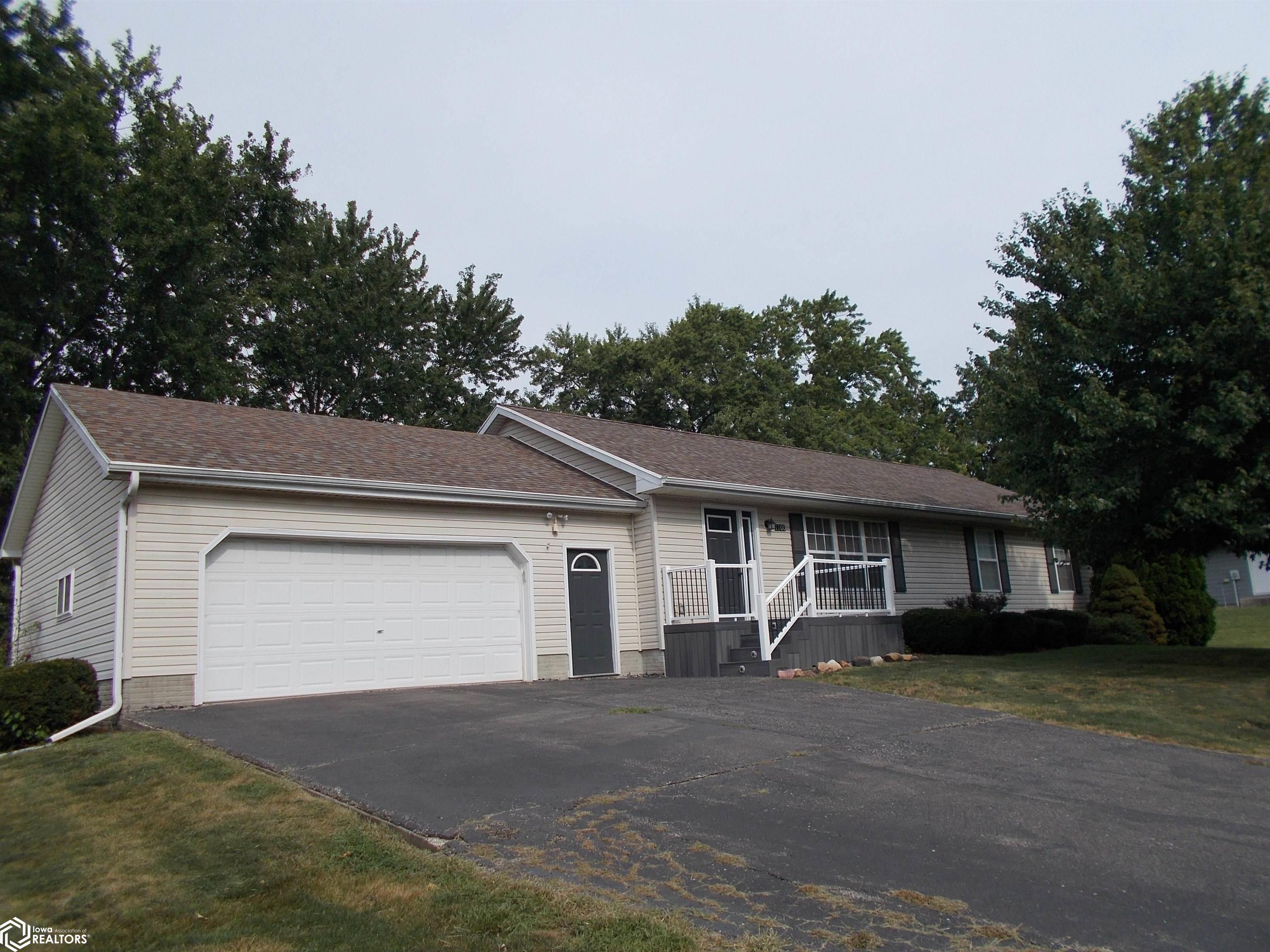 Pine St, Creston, IA 50801
