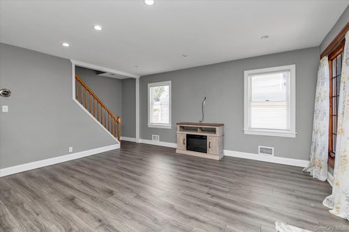 25 Winnie Ct, Westbury, NY, 11590-4136 | Card Image