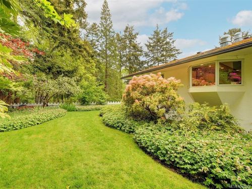 2559 Bermuda Pl, Victoria, BC, V8P3G2 | Card Image