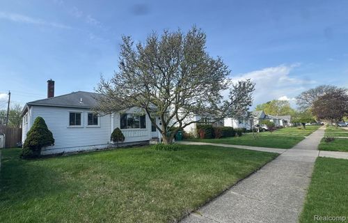 29455 Rosslyn Ave, Garden City, MI, 48135-2657 | Card Image