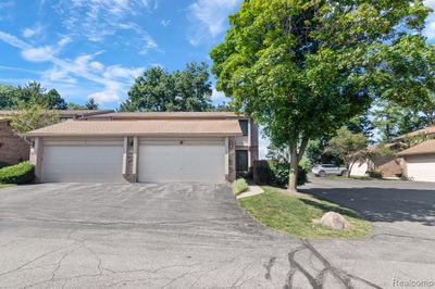 Hunters Circle Dr. end unit front entry | Image 1