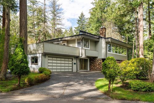 990 Cottontree Close, Saanich, BC, V8X4E9 | Card Image