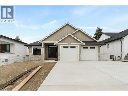 1905 35 St Ne, Salmon Arm, BC, V1E1M9 | Card Image