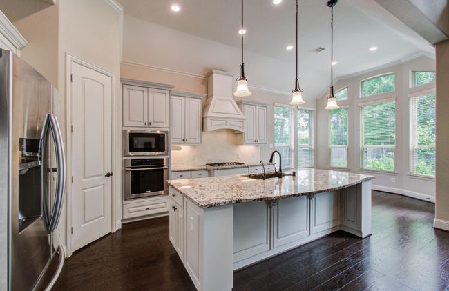 There is room for multiple cooks in this kitchen! | Image 9