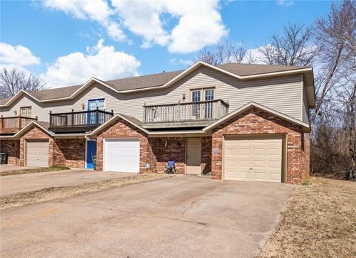 922 W Peachtree Dr, Fayetteville, AR, 72703-0801 | Card Image