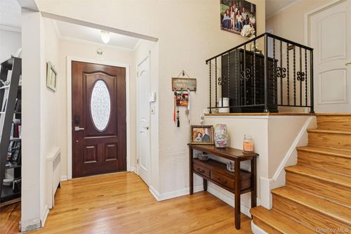 616 Duke St, Westbury, NY, 11590-1317 | Card Image