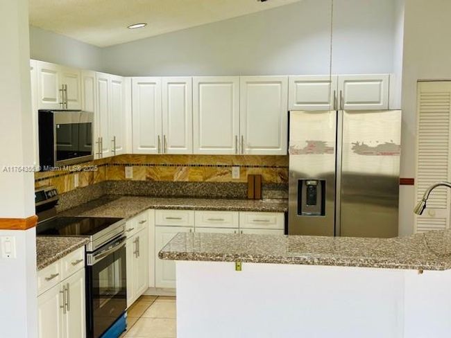 495 Carrington Ln, House other with 4 bedrooms, 3 bathrooms and null parking in Weston FL | Image 14