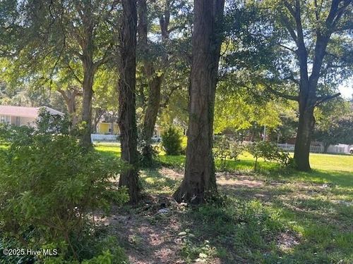 204 Savannah Ave, Morehead City, NC, 28557-2845 | Card Image