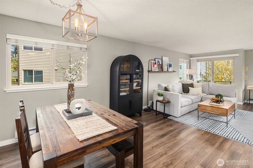 204-5501 11th Ave Nw, Seattle, WA, 98107-3748 | Card Image