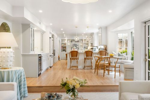 647 Terrell Rd, Terrell Hills, TX, 78209-6130 | Card Image