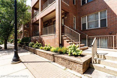 138 Tiffany Ln, Royal Oak, MI, 48067-3272 | Card Image