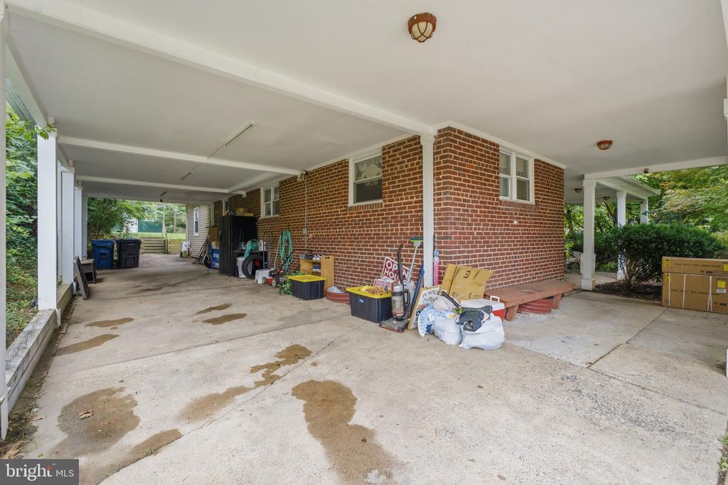 Residential in FALLS CHURCH