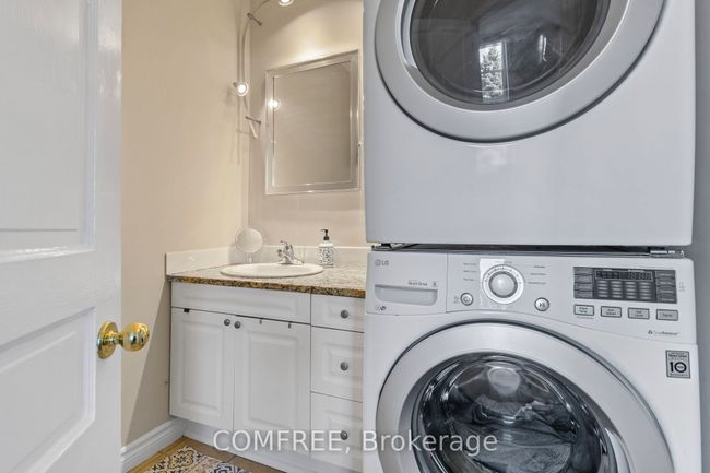 8 Laura St, House other with 5 bedrooms, 3 bathrooms and 4 parking in Lyn ON | Image 29