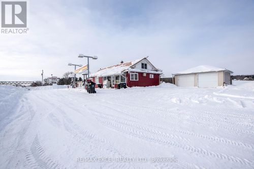 8906 Hwy 11 Road S, Severn (West Shore), ON, L3V6H3 | Card Image