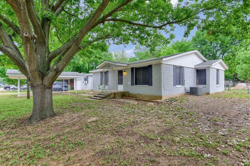 209 E Woodland St, Collinsville, TX, 76233-5402 | Card Image