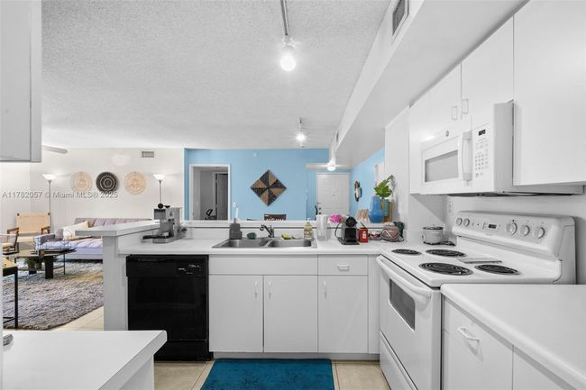 APT-107 - 2600 S University Dr, Condo with 2 bedrooms, 2 bathrooms and null parking in Davie FL | Image 9