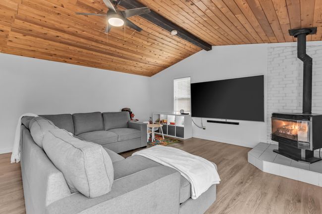 12033 261 St, House other with 4 bedrooms, 3 bathrooms and 8 parking in Maple Ridge BC | Image 15