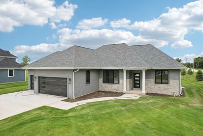 W251N2312 Valleyview Circle, House other with 3 bedrooms, 2 bathrooms and null parking in PEWAUKEE WI | Image 1