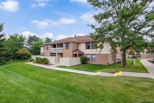 61200 Greenwood Dr, South Lyon, MI, 48178-1702 | Card Image