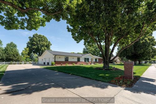 706 Grand Ave, Grand Island, NE, 68801-7479 | Card Image
