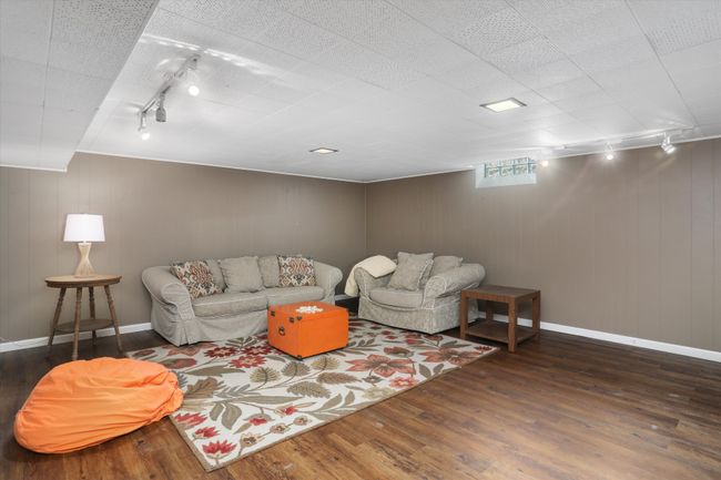 Large living area, great for additional rec space | Image 14