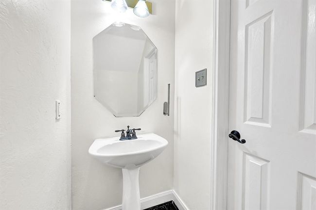 Half Bathroom | Image 18