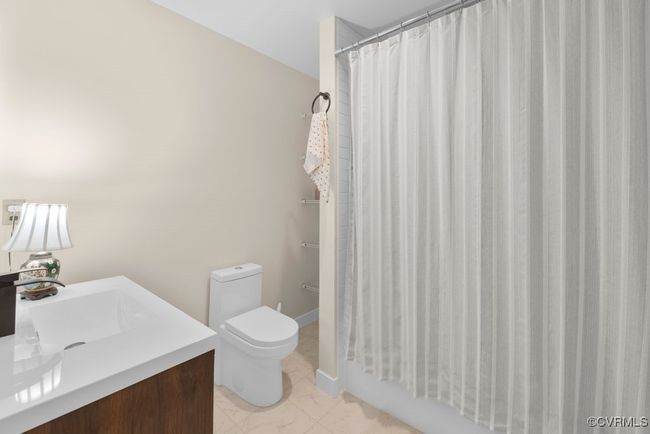 Upstairs primary bath | Image 29