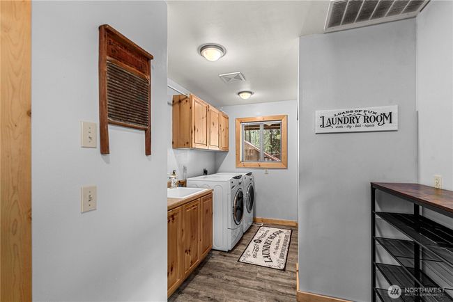 Laundry on Main Floor | Image 21