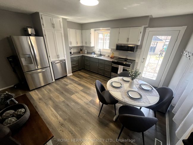 681 Athol St E, House attached with 4 bedrooms, 2 bathrooms and 5 parking in Oshawa ON | Image 11