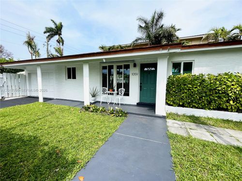1059 Washington St, Hollywood, FL, 33019-1923 | Card Image