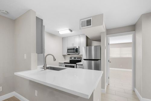 apt-28-2201 Fountain View Dr, Houston, TX, 77057-3610 | Card Image