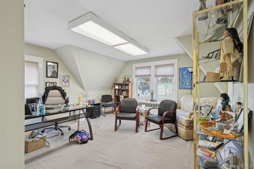 12 Manor Rd, Smithtown, NY, 11787-2758 | Card Image