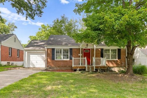 114 W Pocahontas Ln, Kansas City, MO, 64114-3024 | Card Image