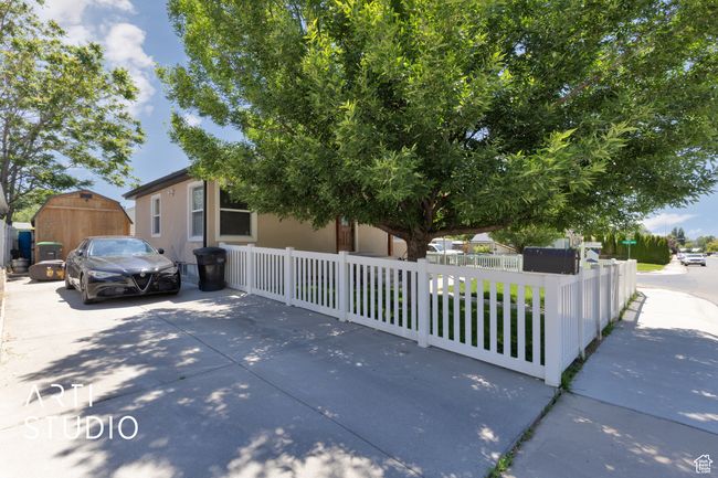Obstructed view of property featuring a fenced front yard | Image 35