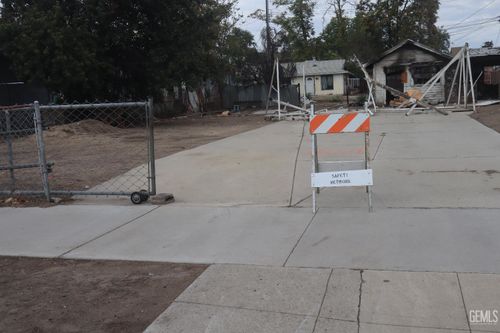 804 Kentucky St, Bakersfield, CA, 93305-4444 | Card Image